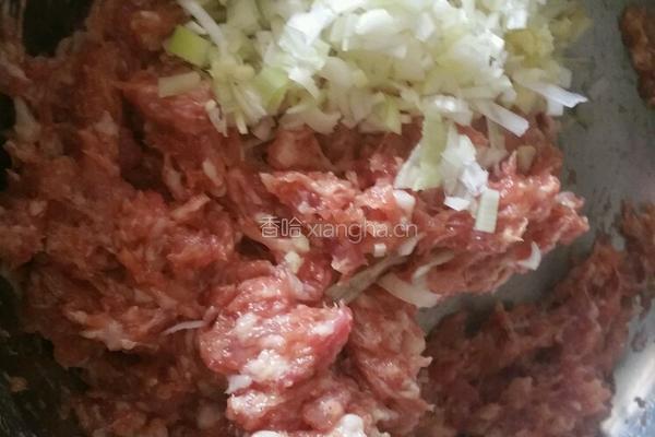 青椒肉馅饺子的做法图解3