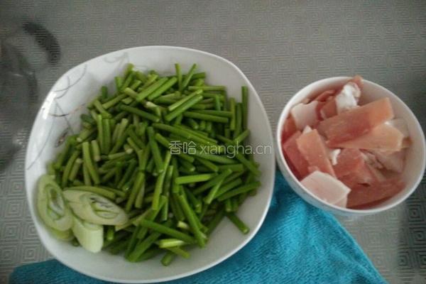 五花肉炒蒜苔的做法图解1