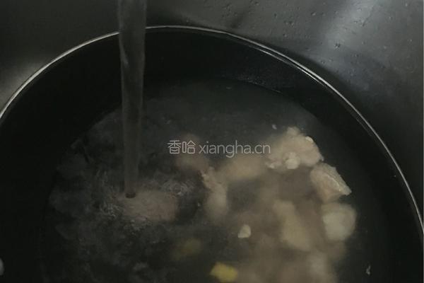 猪肉炖萝卜的做法图解3