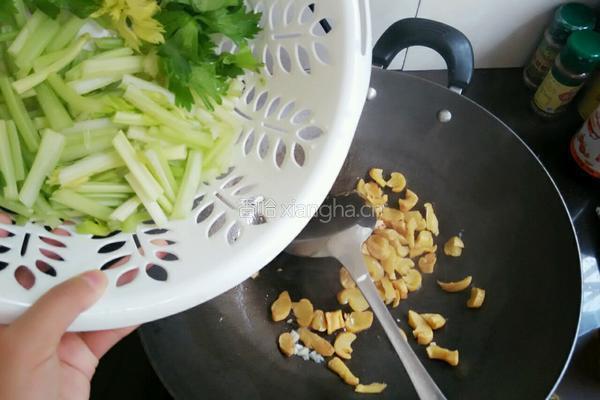 芹菜炒萝卜干的做法图解3