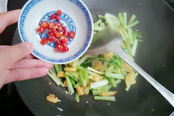 芹菜炒萝卜干的做法图解4