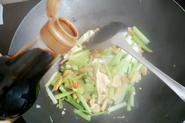 芹菜炒萝卜干的做法图解6