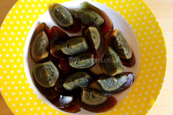 皮蛋香辣豆腐的做法图解1
