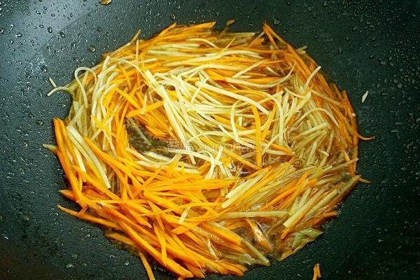 红萝卜土豆丝的做法图解5