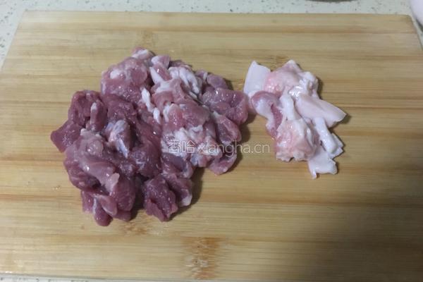 土豆焖肉的做法图解1