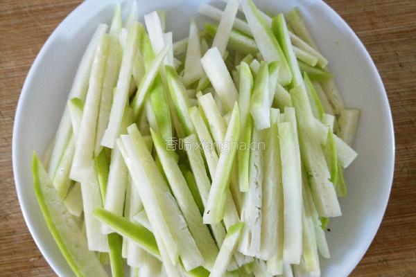 酸辣萝卜条的做法图解2
