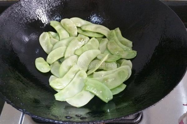 京酱焖白扁豆的做法图解3