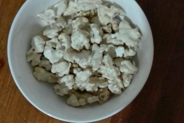韭菜炒核桃仁的做法图解1