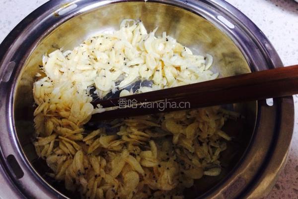 油炸小虾米的做法图解1