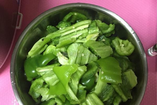 杂烩炒青椒的做法图解1
