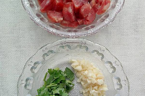 香肠炒豆腐的做法图解2