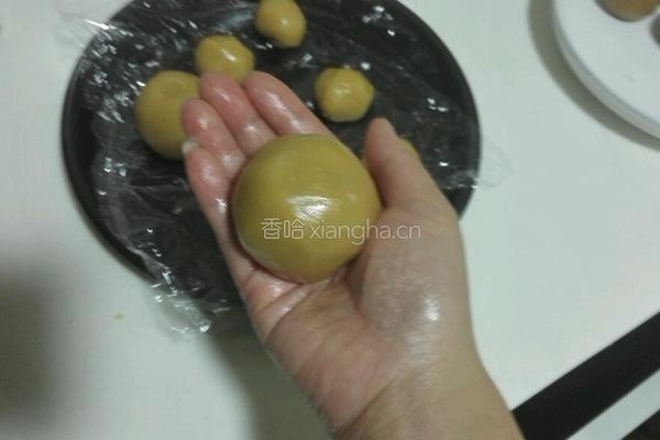 莲蓉蛋黄月饼的做法图解13