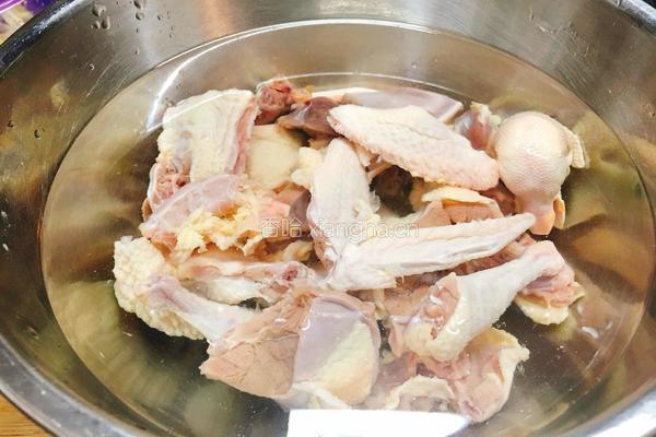 红枣枸杞鸽子汤的做法图解1