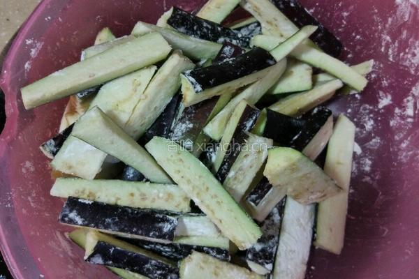 咸蛋黄烧茄子的做法图解2