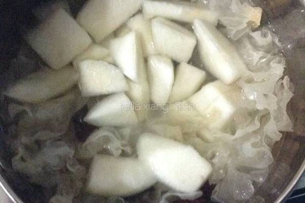 银耳雪梨红枣汤的做法图解4