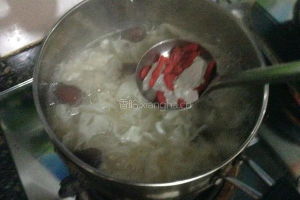 银耳雪梨红枣汤的做法图解5