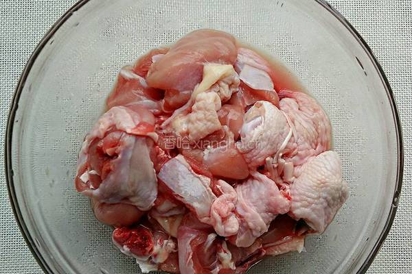 香菇炒鸡腿的做法图解1