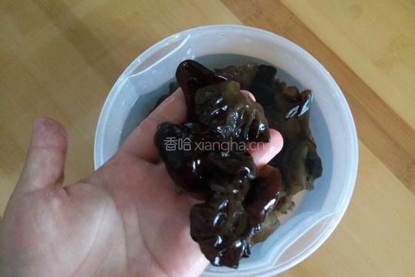 黄瓜木耳炒肉的做法图解1