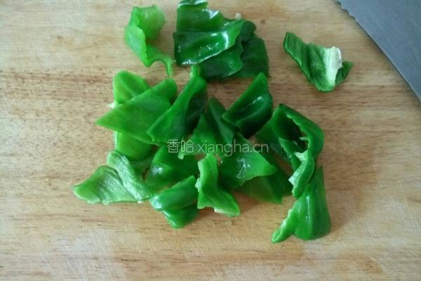 青椒土豆片炒肉的做法图解1