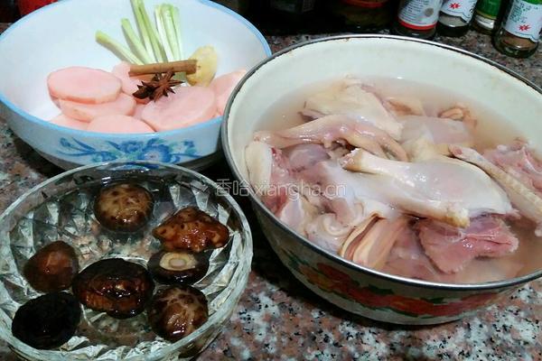 酸菜老鸭汤的做法图解1