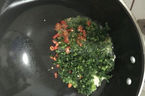 素炒萝卜叶的做法图解4