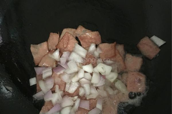 茄汁炒饭的做法图解3