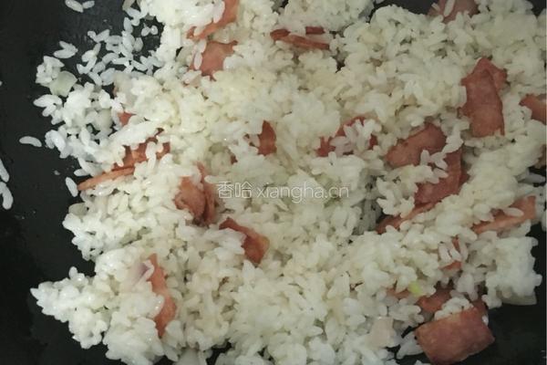茄汁炒饭的做法图解4