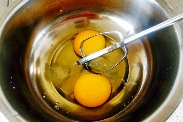 电饭煲鸡蛋羹的做法图解1