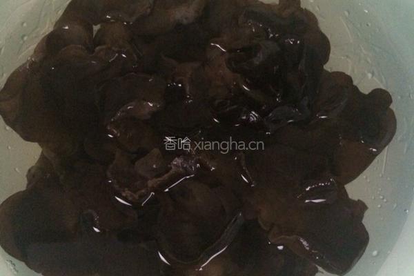 胡萝卜木耳炒鸡蛋的做法图解3