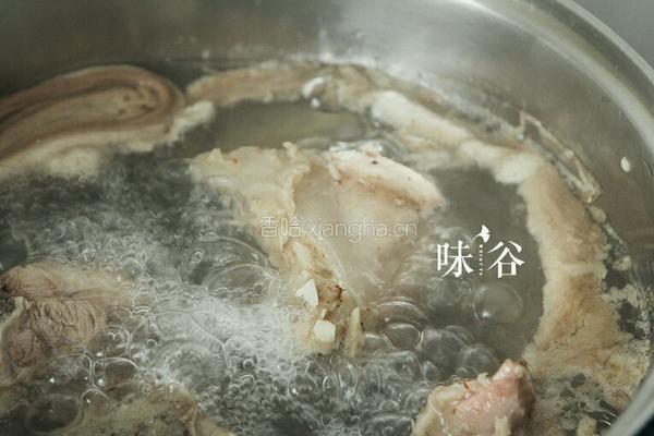 牛棒骨菌菇汤的做法图解3