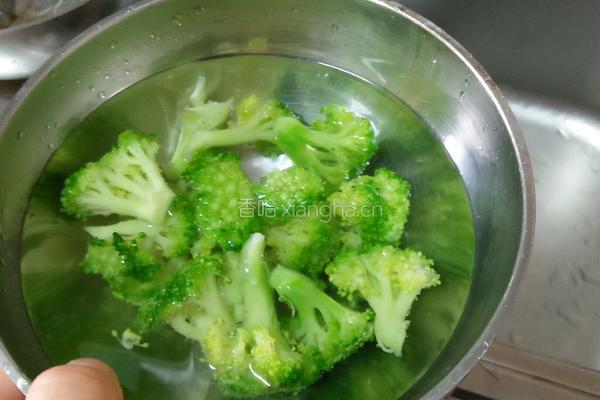西兰花炒虾的做法图解2