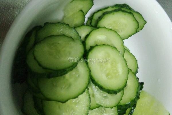 番茄黄瓜鸡蛋汤的做法图解1