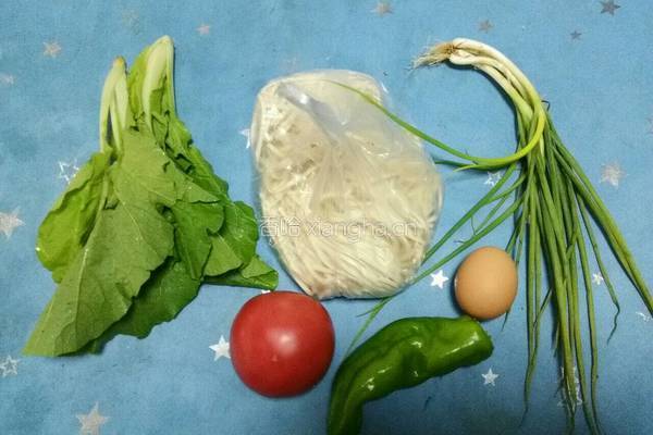 青菜番茄鸡蛋面的做法图解1