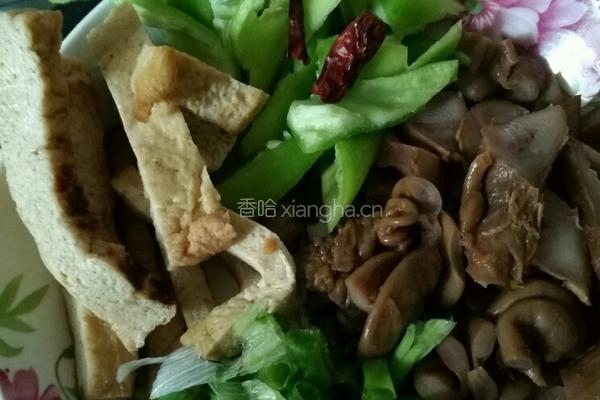 菜椒炒花肠的做法图解1