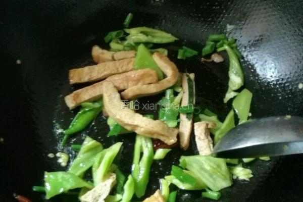 菜椒炒花肠的做法图解2