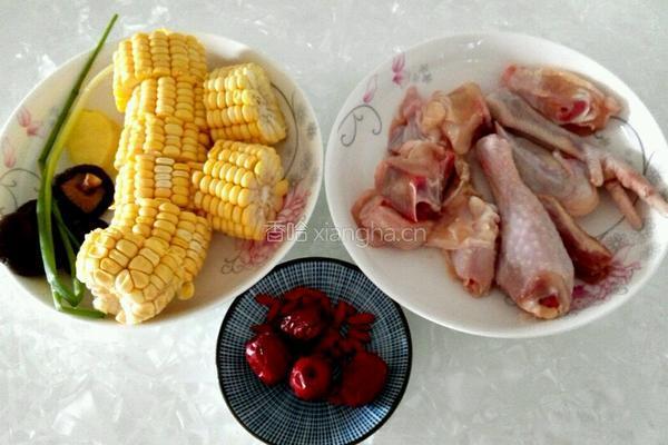 玉米炖鸡的做法图解1