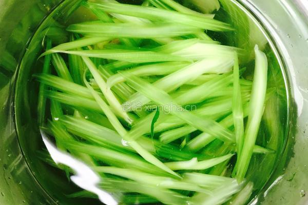 炝拌芹菜的做法图解3