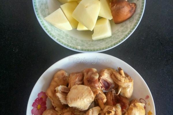 香菇土豆炖鸡肉的做法图解2