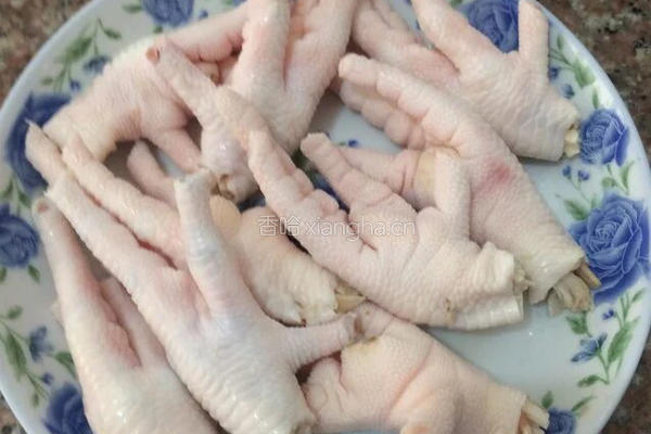 酸辣鸡脚的做法图解1