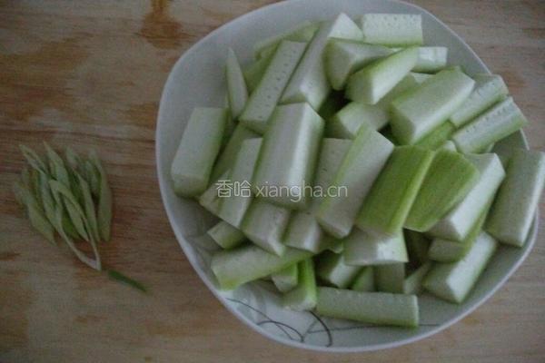 丝瓜炒鸡蛋的做法图解1