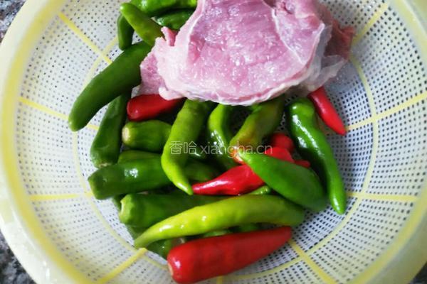 辣椒炒肉片的做法图解1