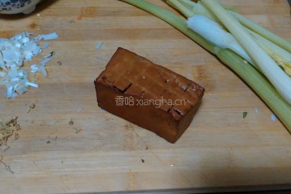 熏干芹菜的做法图解1