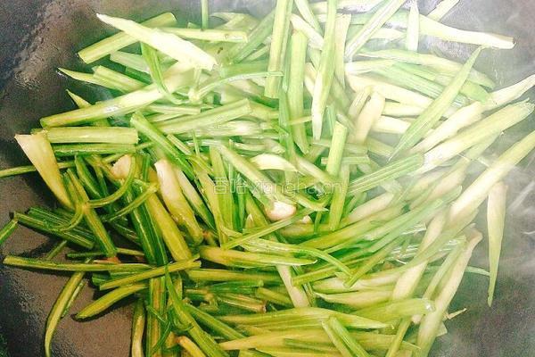 芹菜炒小酥肉片的做法图解7