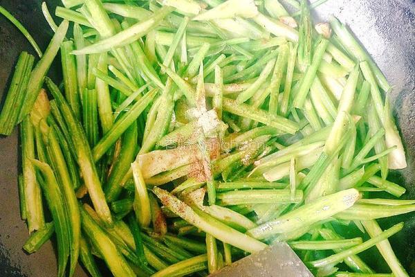 芹菜炒小酥肉片的做法图解8