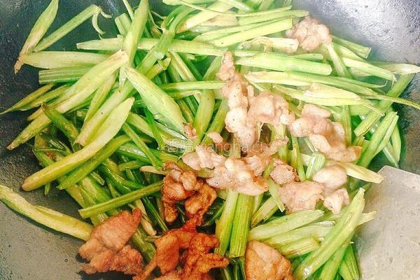 芹菜炒小酥肉片的做法图解9