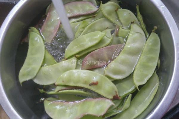 干煸梅豆的做法图解1