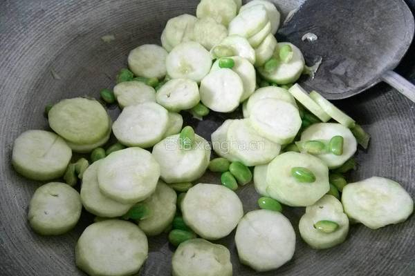 毛豆丝瓜汤的做法图解3