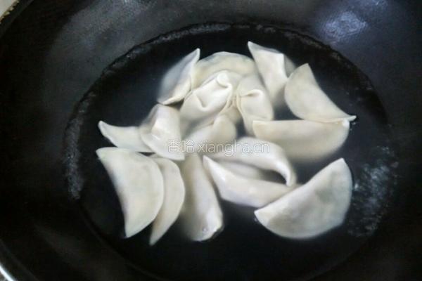 水煮饺子的做法图解4