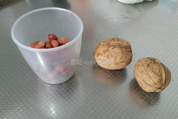 花生核桃露的做法图解1