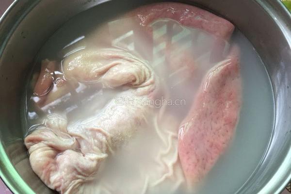 猪肚煲鸡汤的做法图解4